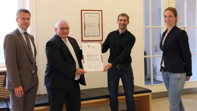 Landtagsdirektor Utz Schliesky, Landtagspräsident Klaus Schlie sowie Andreas Danger und Johanna Rickert aus dem Personalbereich (v. l.) präsentieren das Zertifikat „audit berufundfamilie“, mit dem der Landtag als familienfreundlicher Arbeitgeber erneut ausgezeichnet wurde.