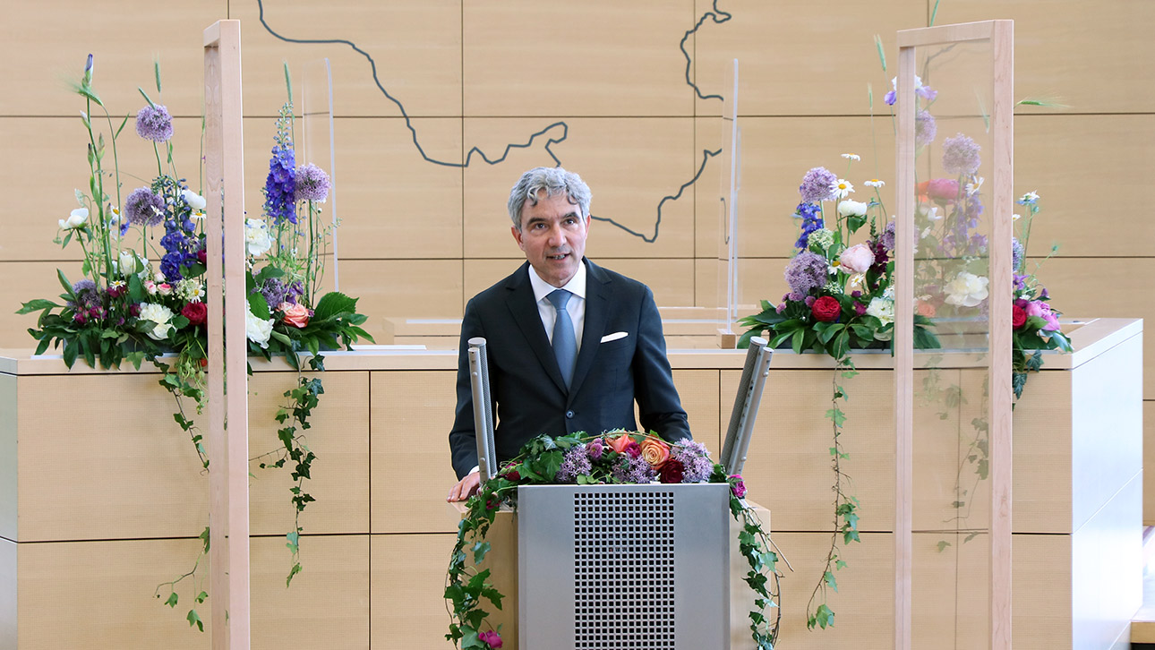 Der Präsident des Bundesverfassungsgericht Stephan Harbarth spricht im Plenarsaal des Landtages in Kiel.