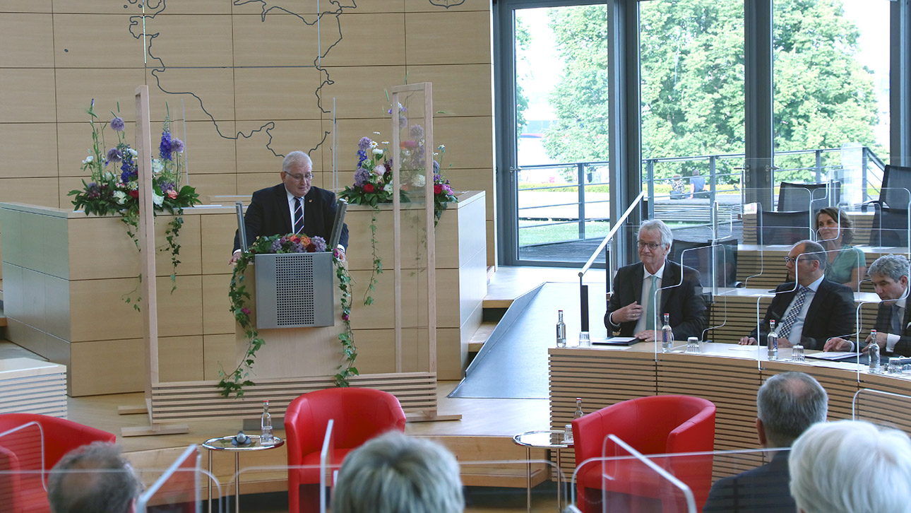 Landtagspräsident Klaus Schlie spricht im Plenarsaal bei der Feierstunde für das Landesverfassungsgericht.
