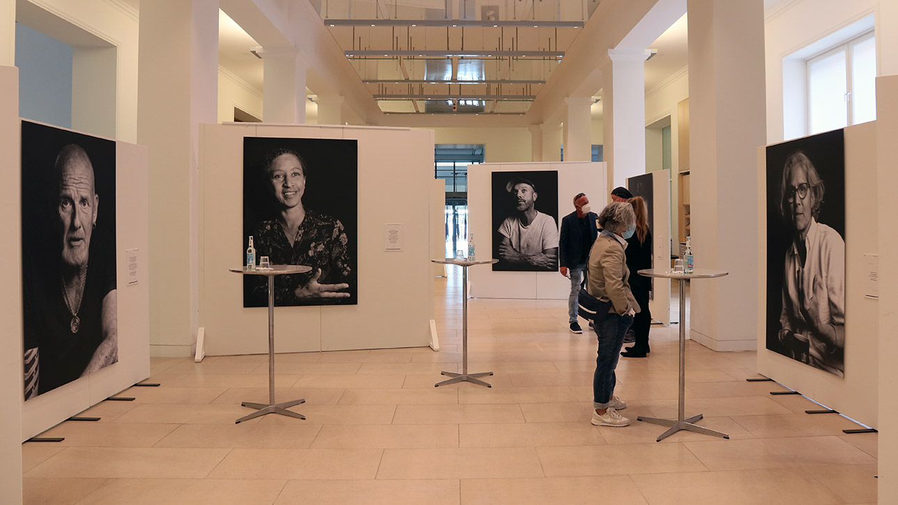 Blick in die Ausstellung von Fotograf und Musiker Sven Zimmermann. Zu sehen sind Porträts von Künstlerinnen und Künstlern.
