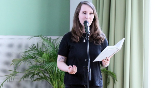 Die Slam-Poetin Selina Seemann trägt einen Text im Landeshaus vor.