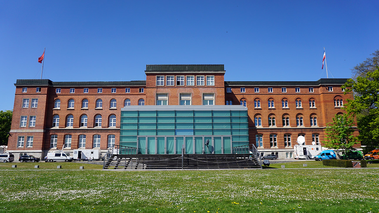 Übertragungswagen stehen am Landeshaus. Es ist der Tag der Landtagswahl in Schleswig-Holstein.