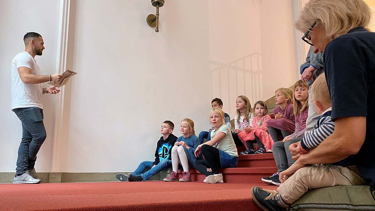 Kinder bei einer Schnitzeljagd im Landeshaus 