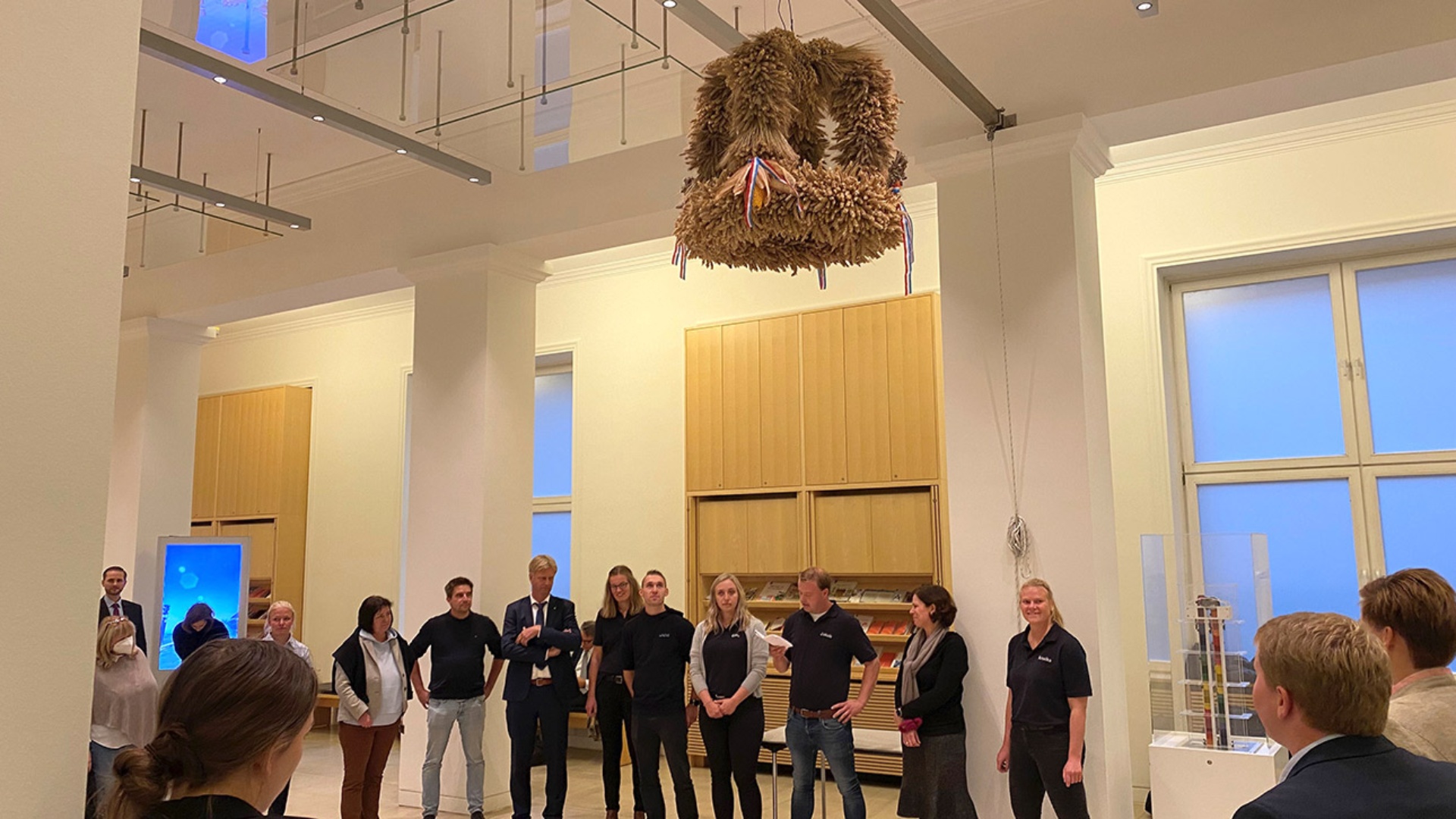 Die Erntekrone wird in der Eingangshalle des Landeshauses aufgehängt.