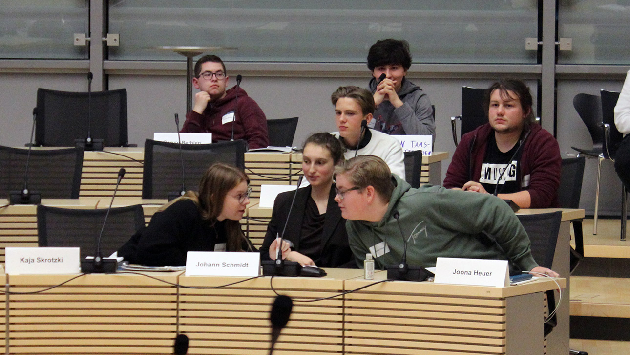 Teilnehmende von Jugend im Landtag tauschen sich aus
