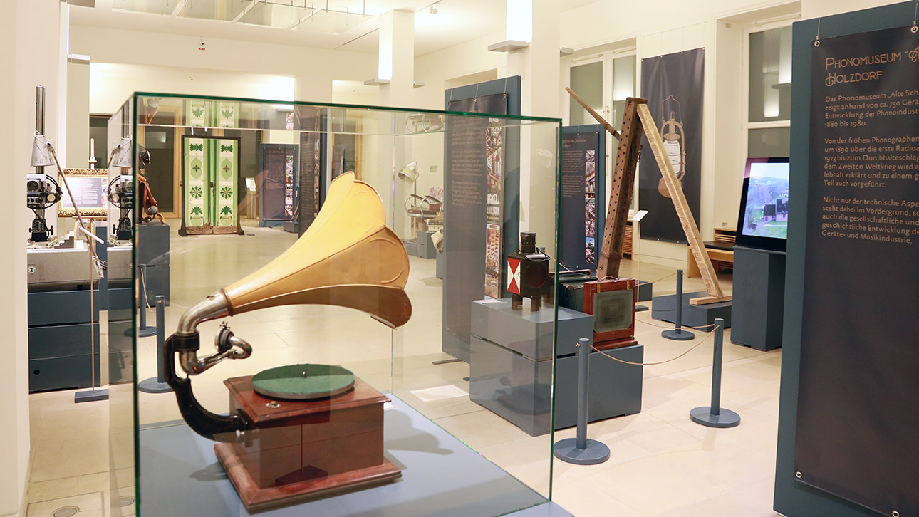 Blick auf die Ausstellungsfläche, im Vordergrund ein Grammophon im Glaskasten