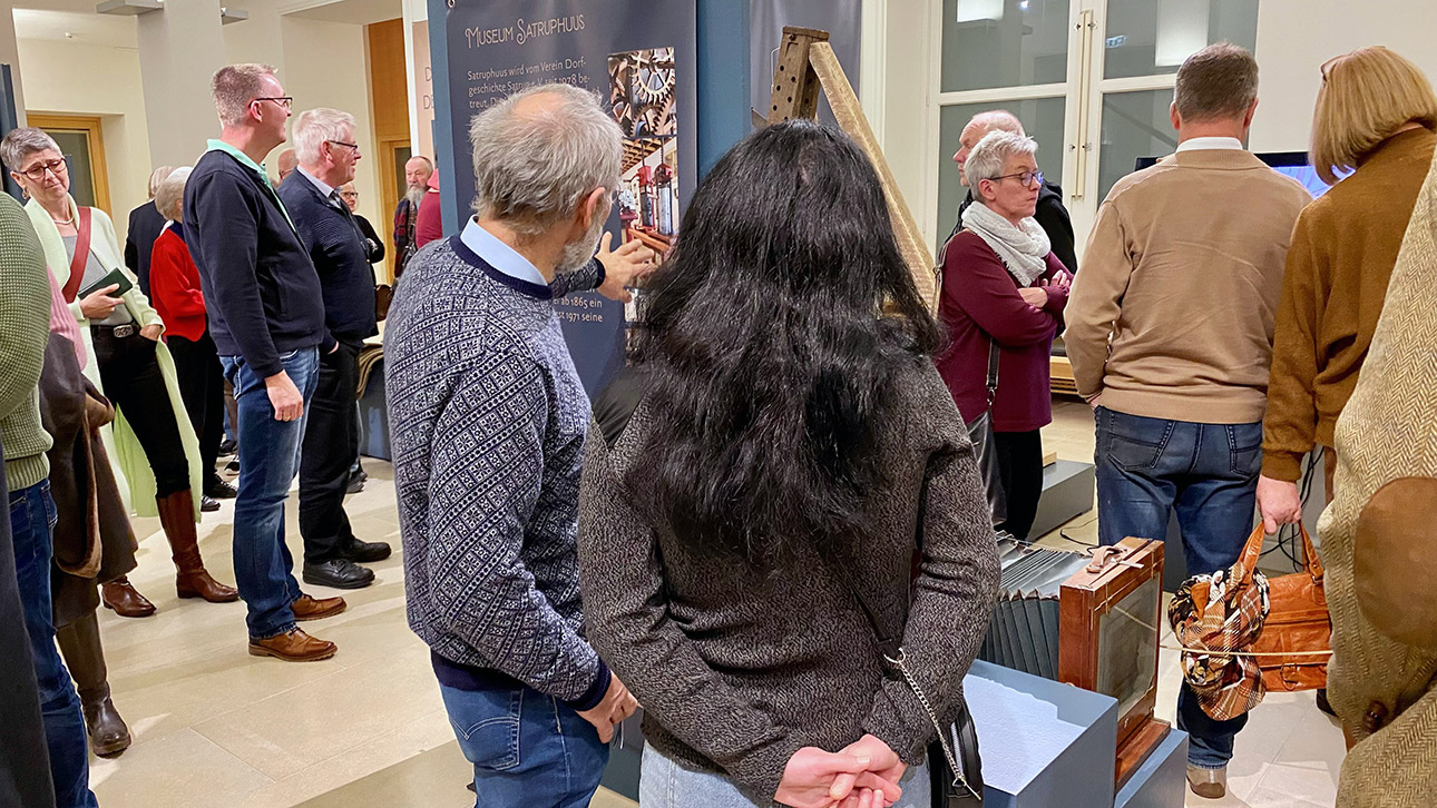 Besucher schauen sich die Ausstellung "Das Gold der Heimat" an.