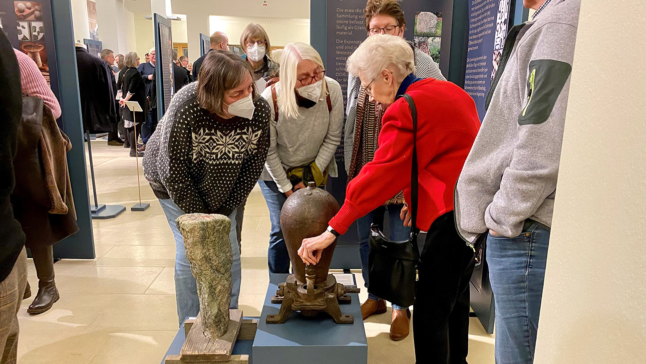 Besucher schauen sich die Ausstellung "Das Gold der Heimat" an.