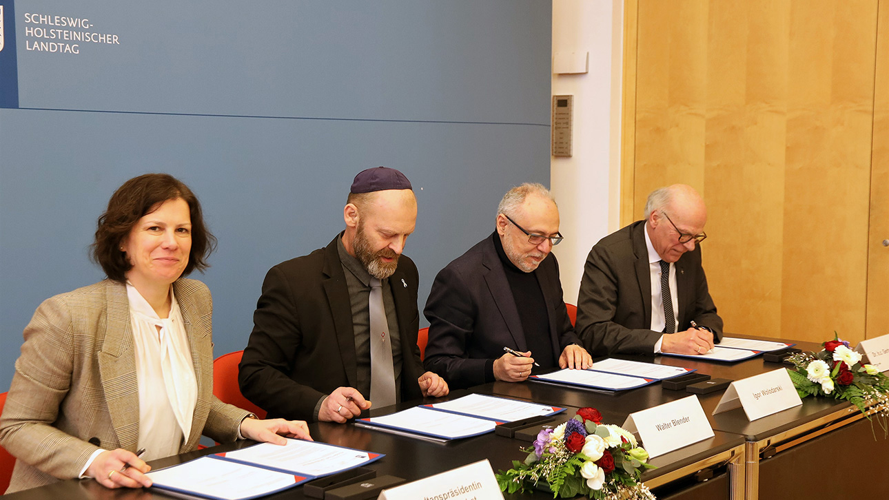 Landtagspräsidentin Kristina Herbst  und weitere Mitglieder des Runden Tisches unterzeichnen die Gründungsvereinbarung. 