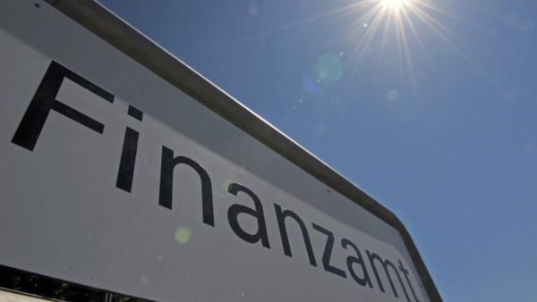 Panama Papers Finanzen Schleswig-Holstein Steuern Steuereinnahmen © Foto: dpa, Patrick Seeger Das Schild eines Finanzamtes ist im Sonnenschein zu sehen.