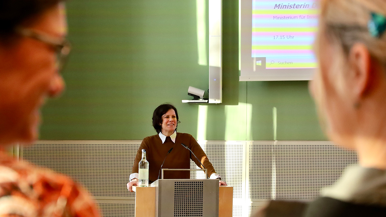 Landtagspräsidentin Kristina Herbst spricht vor Frauen bei der Veranstaltung „Statt überlegen, gemeinsam bewegen!“ im Kieler Landeshaus.