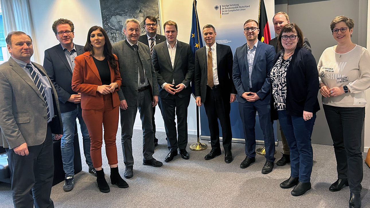 Volker Nielsen (CDU, von links), Martin Habersaat (SPD), Papo Seyran (CDU), Hauke Göttsch (CDU), Rasmus Vöge (CDU), Cristopher Vogt (FDP), Botschafter Michael Clauß, Malte Krüger (Grüne), Marc Timmer (SPD), Eka von Kalben (Grüne) und Andrea Tschacher (CDU) haben sich zum Gruppenfoto aufgestellt.