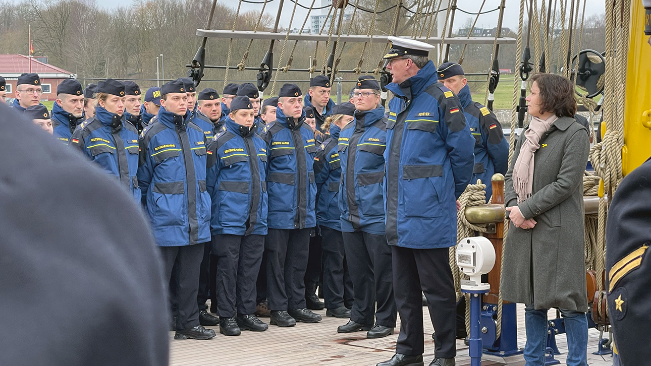 Landtagspräsidentin Kristina Herbst und Flottillenadmiral Jens Nemeyer bei der Verabschiedung der Gorch Fock zur Auslandsreise.