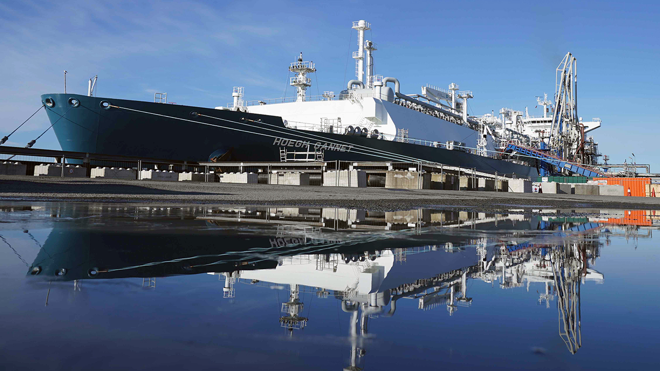 Der schwimmende LNG-Terminal „Höegh Gannet“ spiegelt sich am Kai des Elbehafens Brunsbüttel Ports in einer Pfütze.