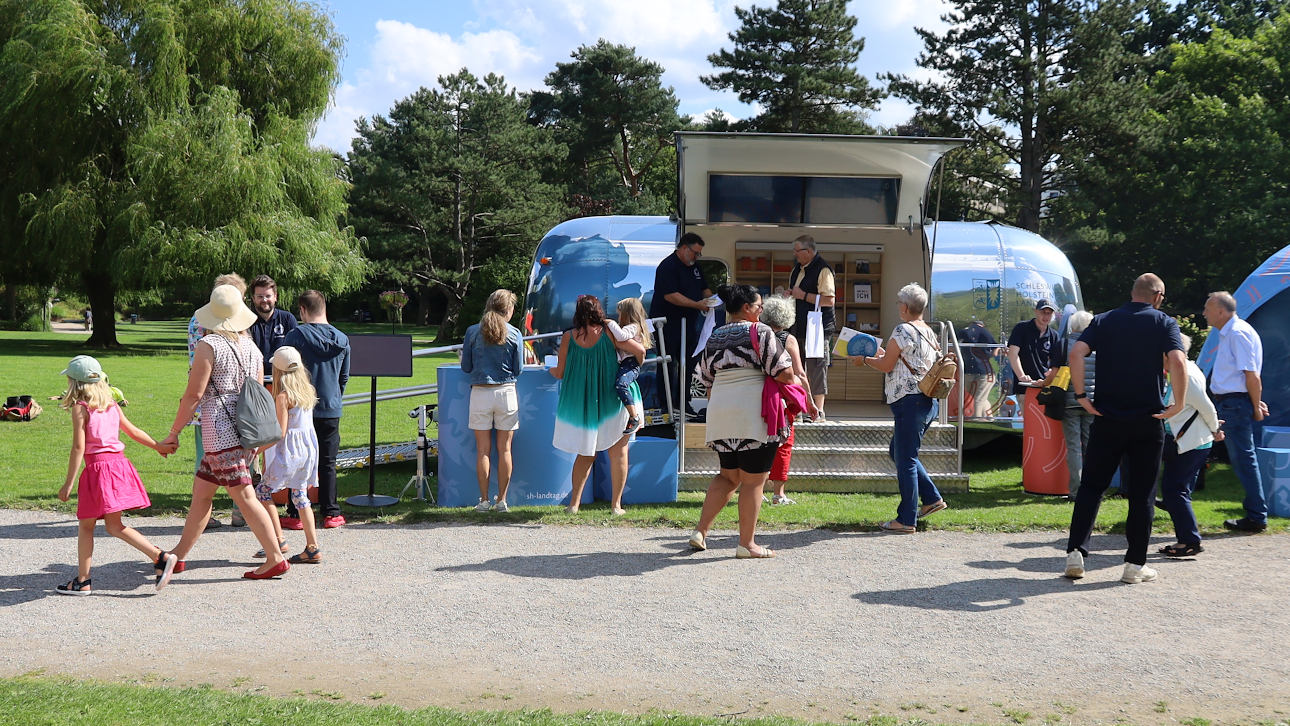 Das Landtagsmobil im Kurpark auf dem Möllner Altstadtfest