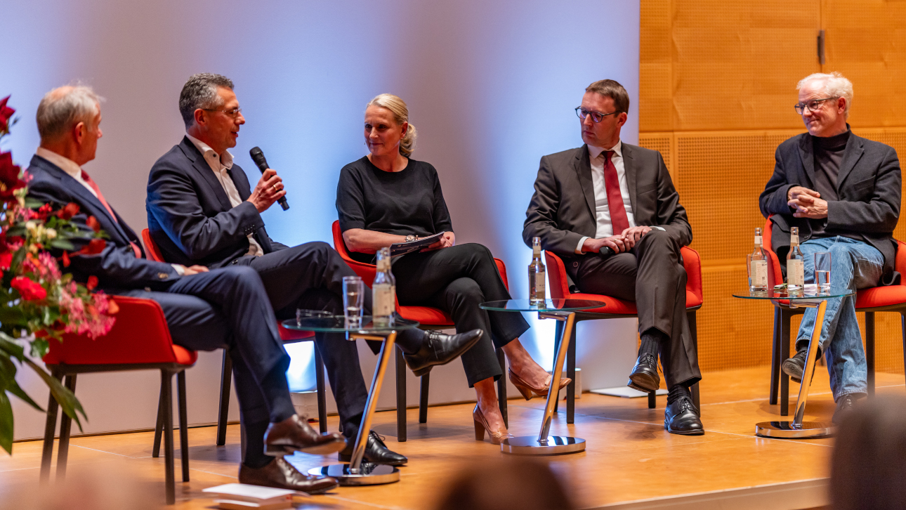 (v.l.n.r.) Günter Berg, Vorsitzender der Siegfried-Lenz-Stiftung, Landtagsdirektor Prof. Dr. Utz Schliesky, NDR-Journalistin Harriet Heise, Historiker und Direktor der Akademie Sankelmark, Dr. Christian Pletzing, und Literaturwissenschaftler und Mitherausgeber der Hamburger Ausgabe der Werke von Siegfried Lenz, Prof. Dr. Dr. h.c. Heinrich Detering.