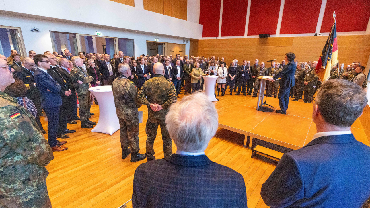 Landtagspräsidentin Kristina Herbst spricht vor den rund 250 geladenen Gästen.