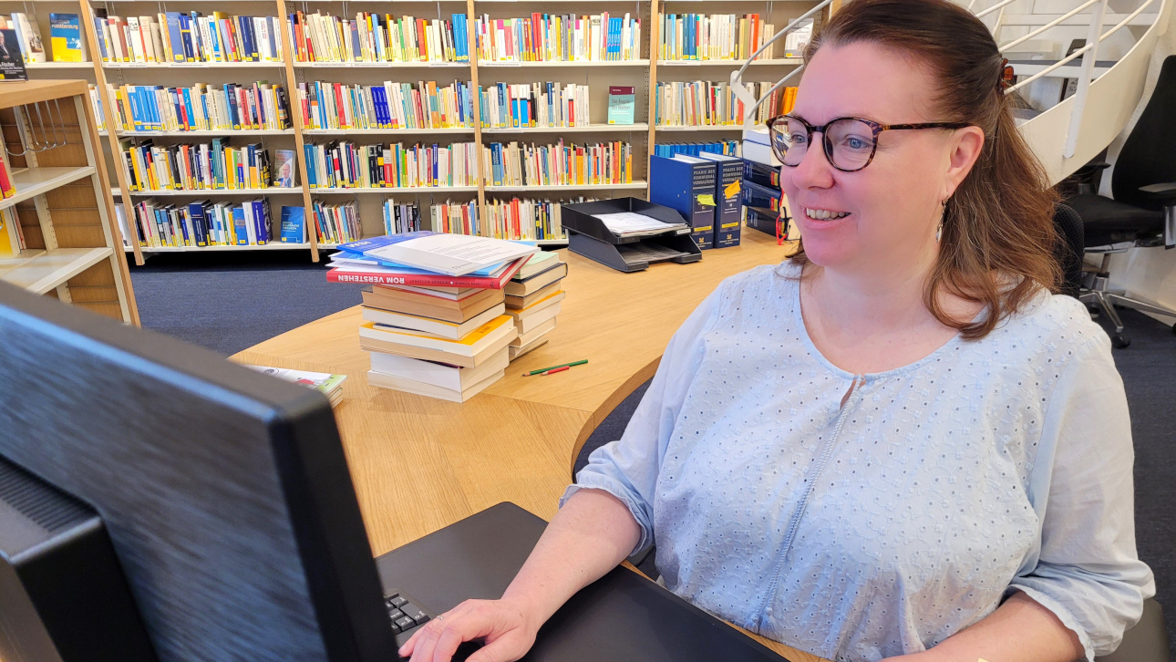 Andrea Fleischer aus dem Referat Wissensmanagement begleitet die digitale Weiterentwicklung der Landtagsbibliothek