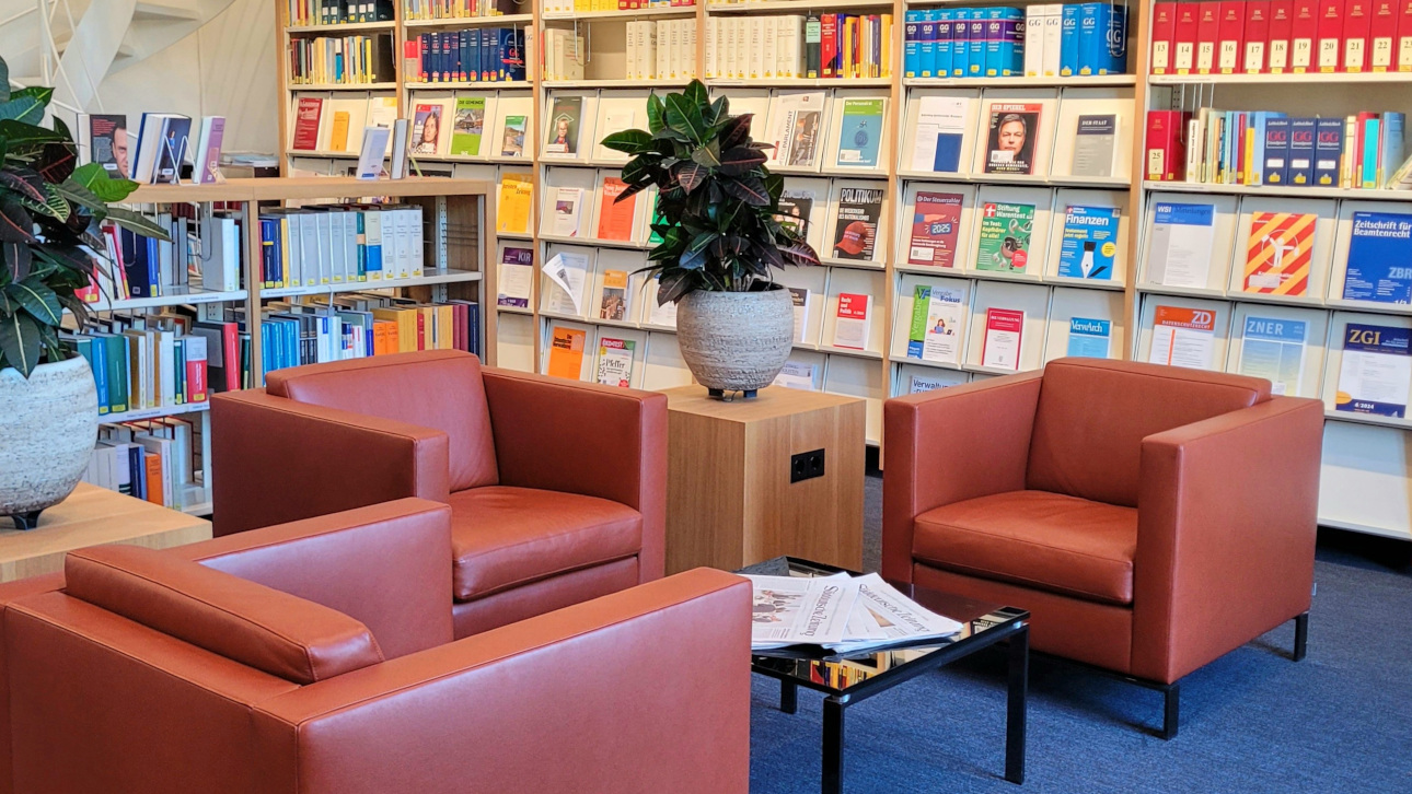 Blick in die Landtagsbibliothek mit Leseecke