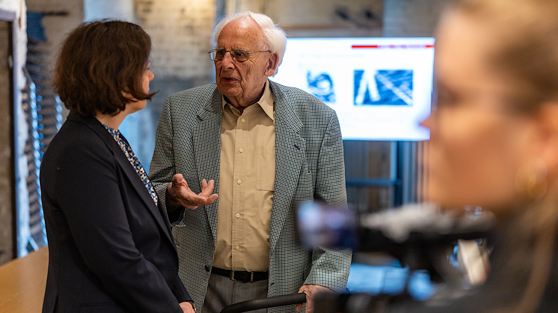 Landtagspräsidentin Kristina Herbst im Gespräch mit dem ehemaligen Flakhelfer Hans Krohn