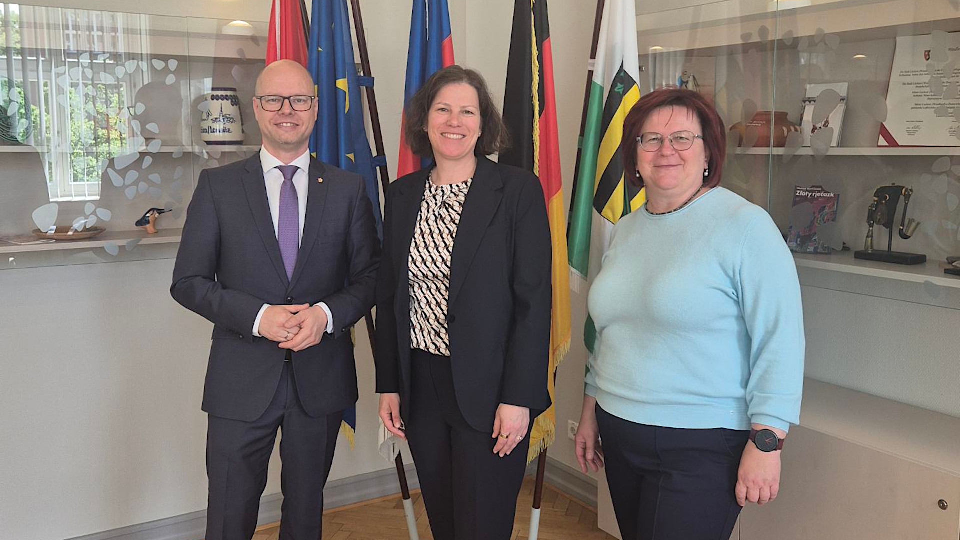 Landtagspräsidentin Kristina Herbst (mitte) mit dem Vorsitzenden und der stellvertretenden Vorsitzenden des sorbischen Dachverbandes Domowina Dawid Statnik (links) und Marlis Młynkowa