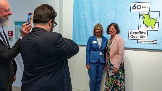 Die Präsidentin der Landwirtschaftskammer Schleswig-Holstein Ute Volquardsen (rechts) und Landtagspräsidentin Kristina Herbst vor dem Gütezeichen Schleswig-Holstein