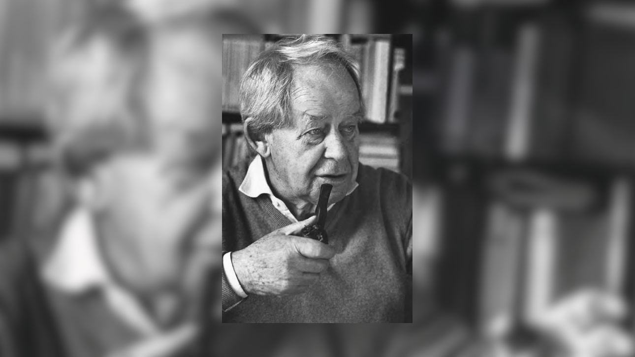 Siegfried Lenz mit Pfefe vor einem Bücherregal