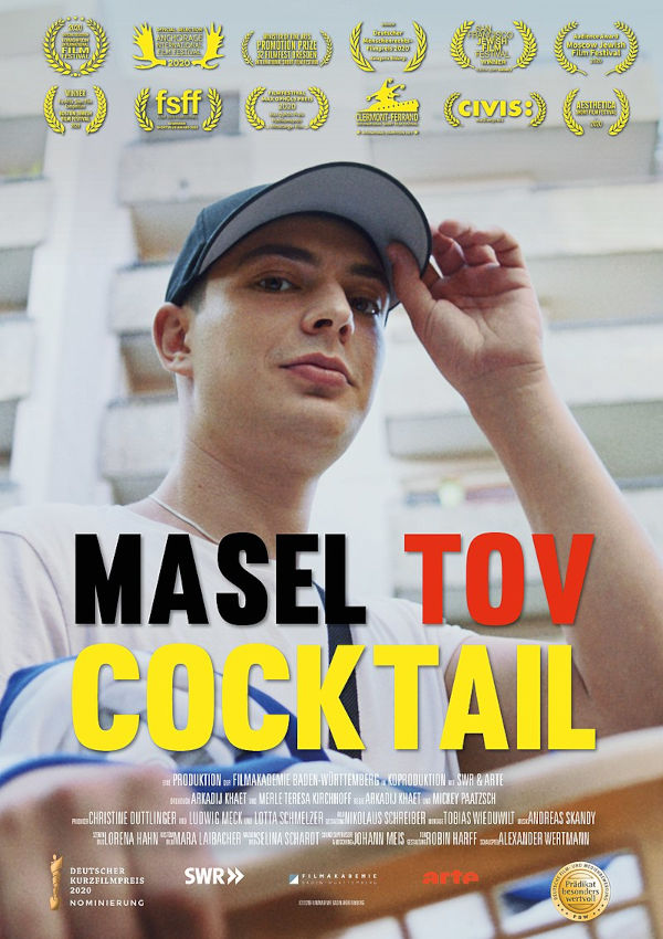 Offizielles_Filmplakat,_Masel_Tov_Cocktail_2020_Filmakademie Baden-Württemberg_web Das Bild zeigt das offizielle Filmplakat mit einem jungen Mann vor Hochhäusern und den Angaben zum Film
