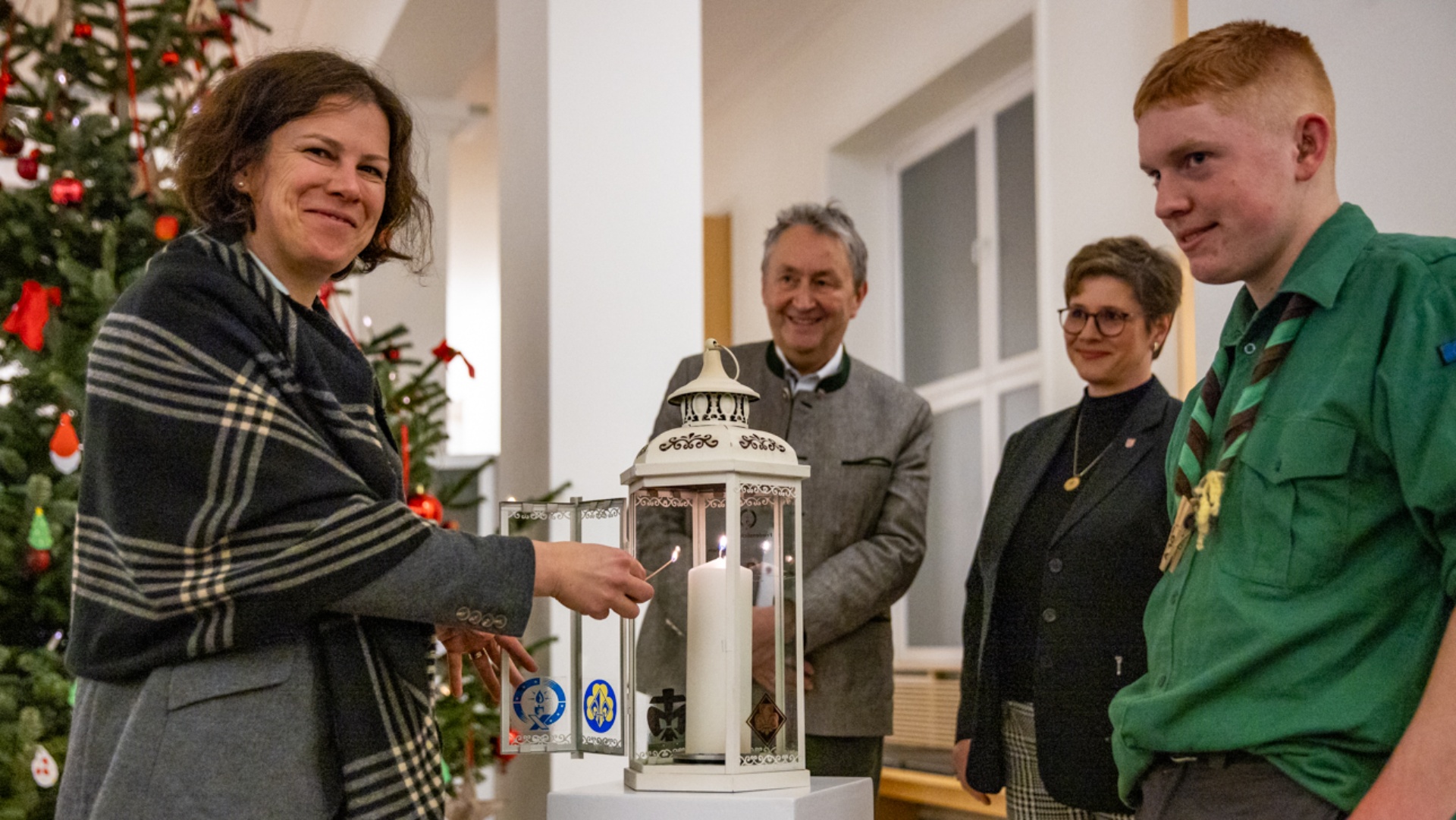 Landtagspräsidentin Kristina Herbst entzündet das Friedenslicht zusammen mit Pfadfindern