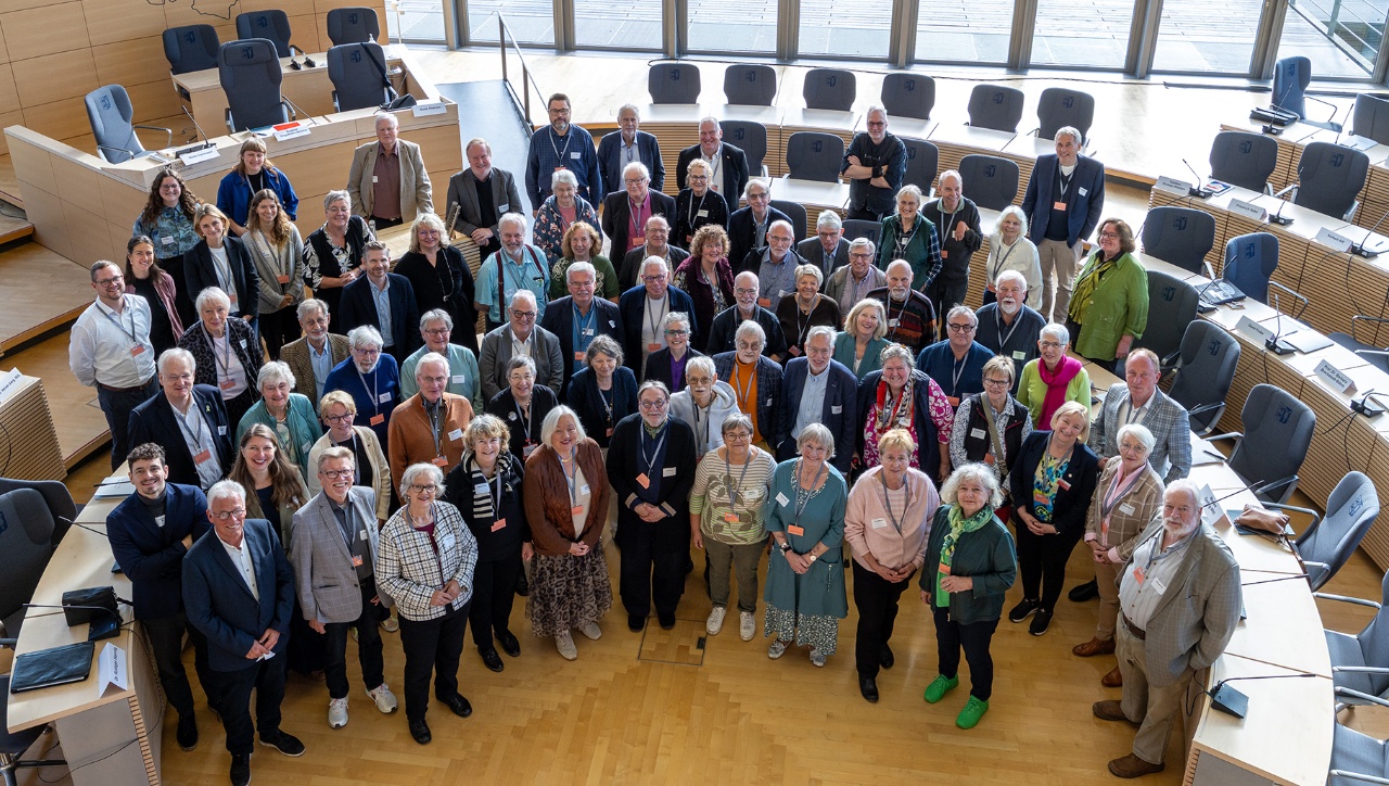 Gruppenfoto der Teilnehmenden des Altenparlaments