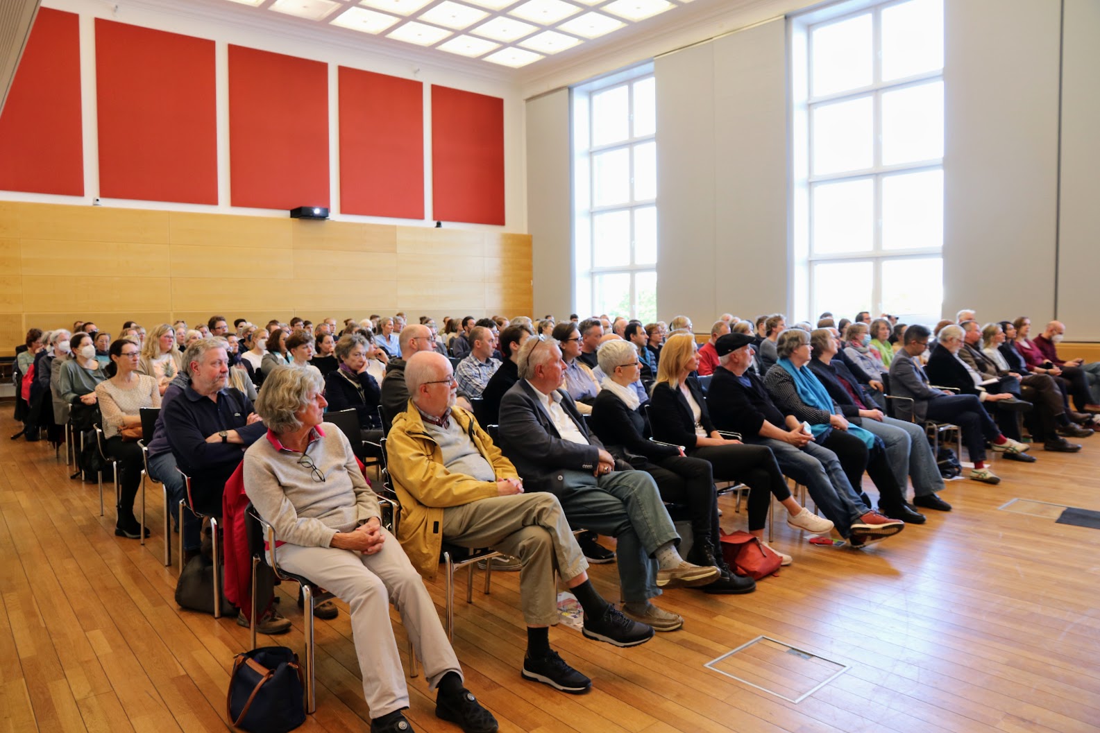 Publikum im Schleswig-Holstein-Saal des Landeshauses