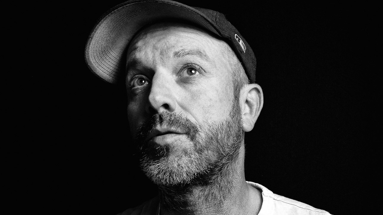 Ein Schwarzweiß-Porträt des Sängers und Schauspielers Jan Plewka, Frontmann der Rockband Selig