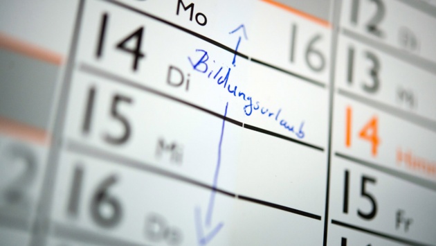 Auf einem Kalender ist der Schriftzug "Bildungsurlaub" zu sehen.