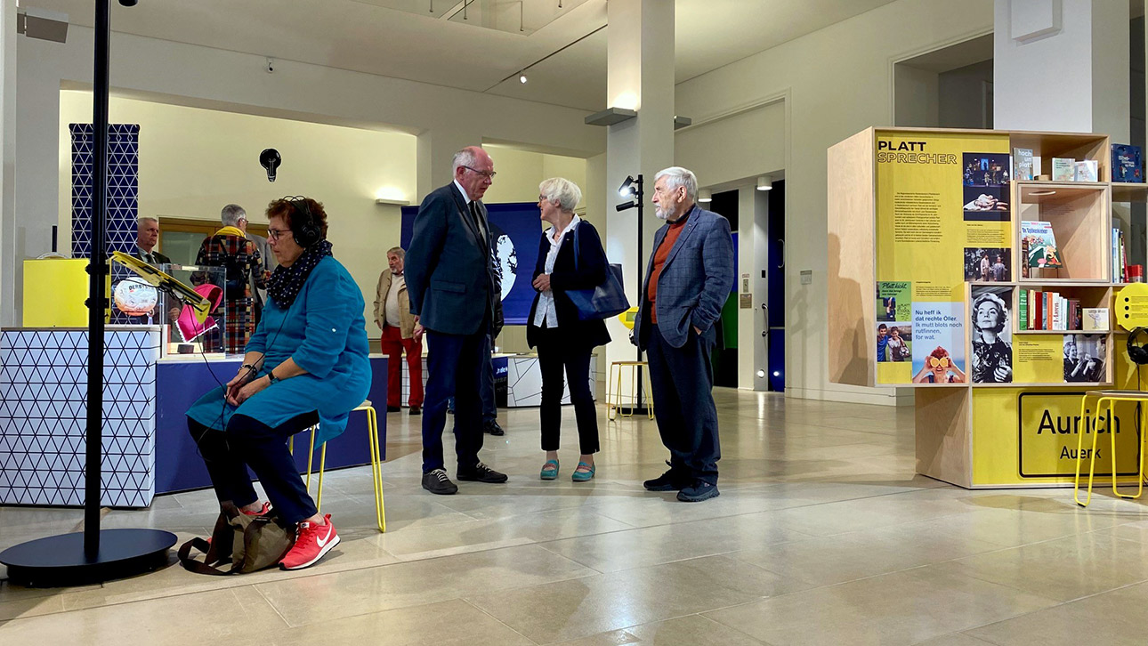 Menschen sehen sich die Ausstellung an und unterhalten sich