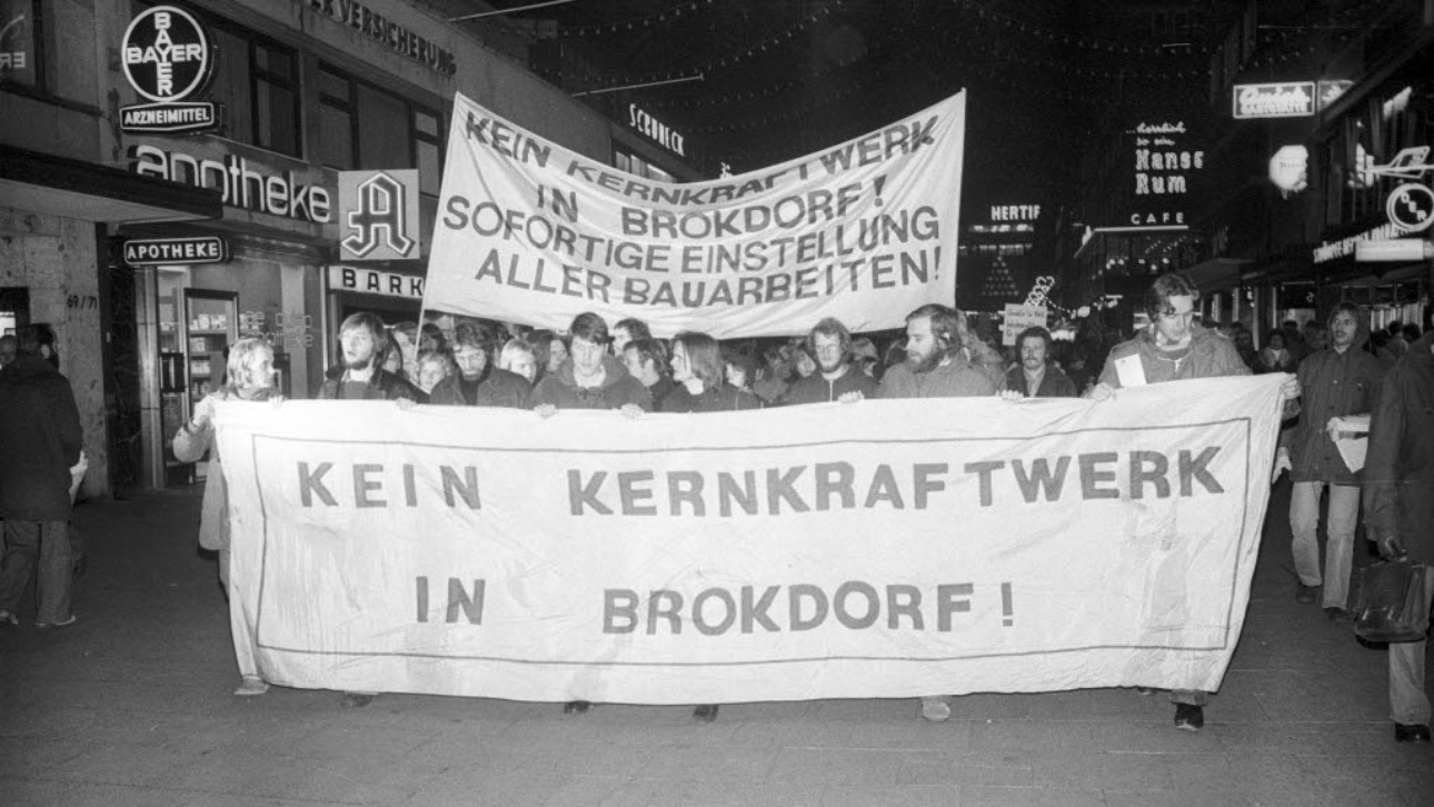 Menschen gehen in den 1970ern gegen das Atomkraftwerk Brokdorf auf die Straße.