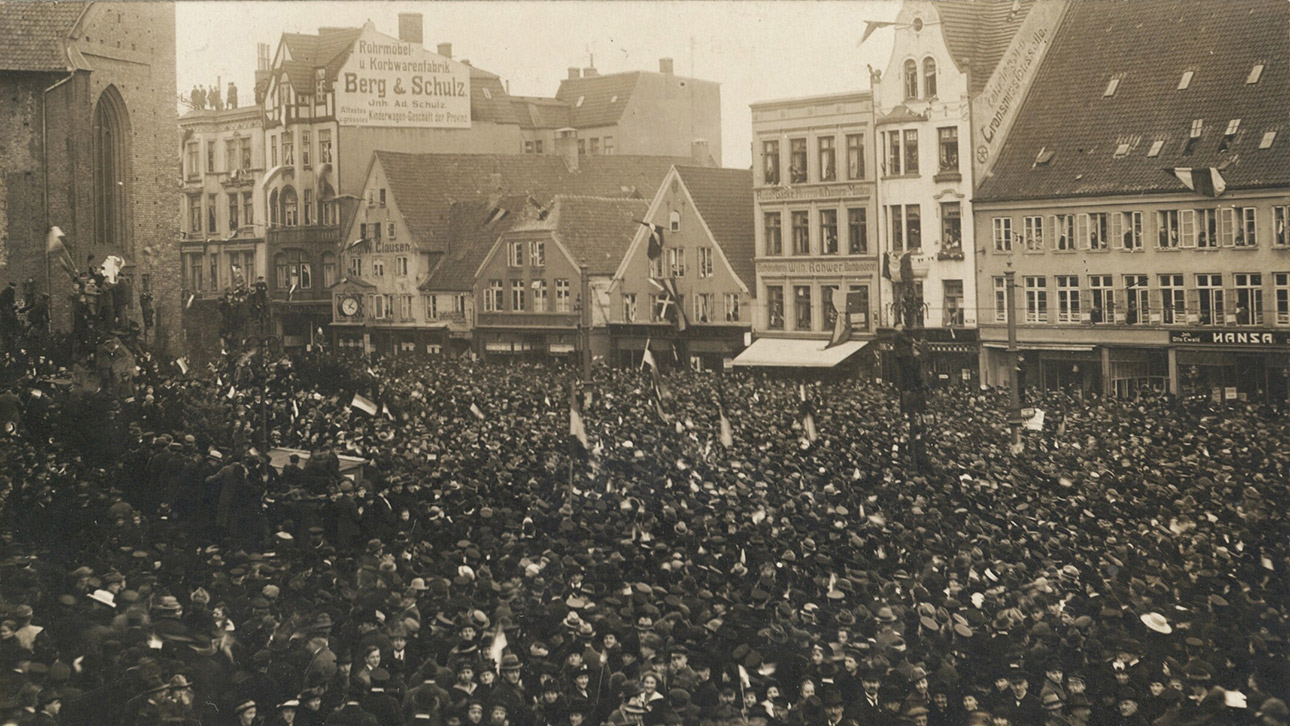 Menschen versammeln sich 1920 in Flensburg vor der Abstimmung über die deutsch-dänische Grenze