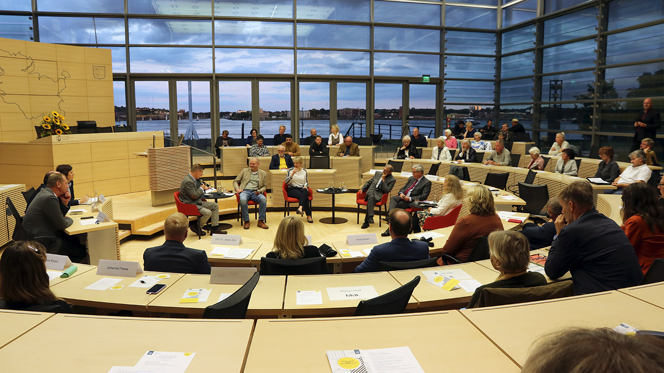 Diskussion in großer Runde im Plenarsaal bei der Ausstellungseröffnung