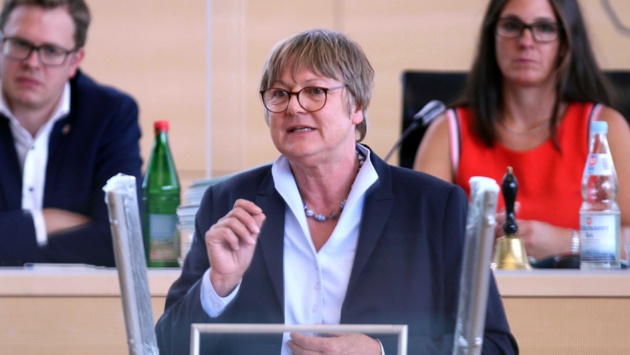 SPD-Abgeordnete Kirsten Eickhoff-Weber am Rednerpult im Plenarsaal
