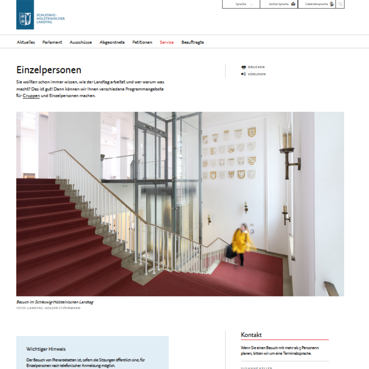 Bild von einer verschwommenen Person, die eine Teppe im Landeshaus hochläuft