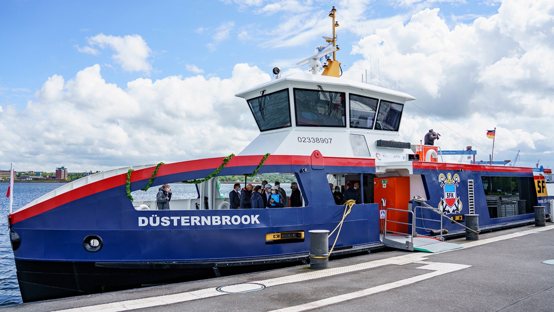 Die neue vollelektrische Fähre "Düsternbrook" der Schlepp- und Fährgesellschaft Kiel, liegt nach ihrer Taufe am Ufer der Förde
