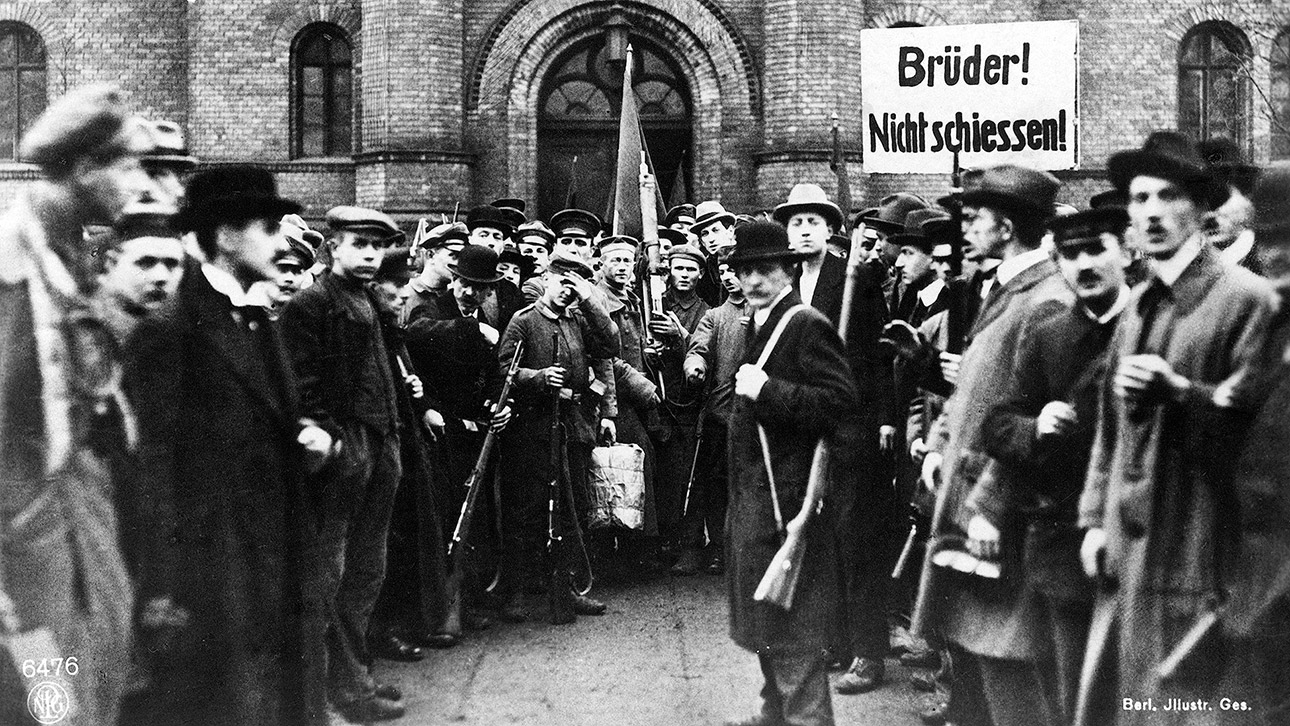 1918: Im November beginnt in Kiel der Matrosenaufstand, der zum Sturz des Kaiserreiches führt.