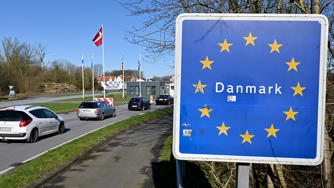Nahe Flensburg: Autos fahren zum deutsch-dänischen Grenzübergang in Richtung Norden.