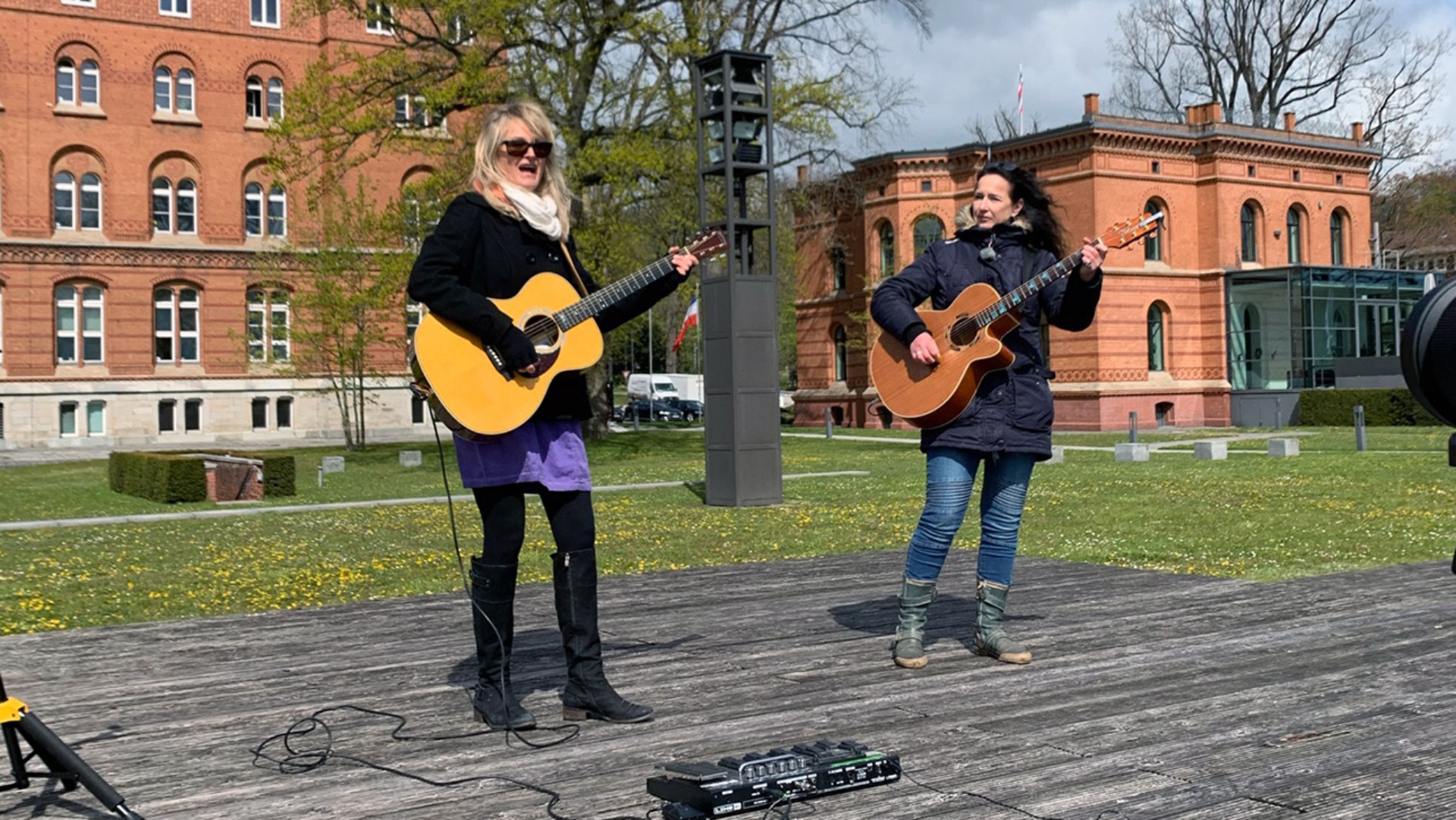 Das Gitarren-Duo "Venus on Strings" bei ihrem Auftritt im Landeshaus.