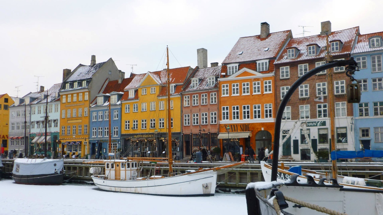 laenderabend_dk © Foto: BeverlyLloydroberts on Freeimages.com Nyhvn in Kopenhagen mit einer Reihe bunter Häuser