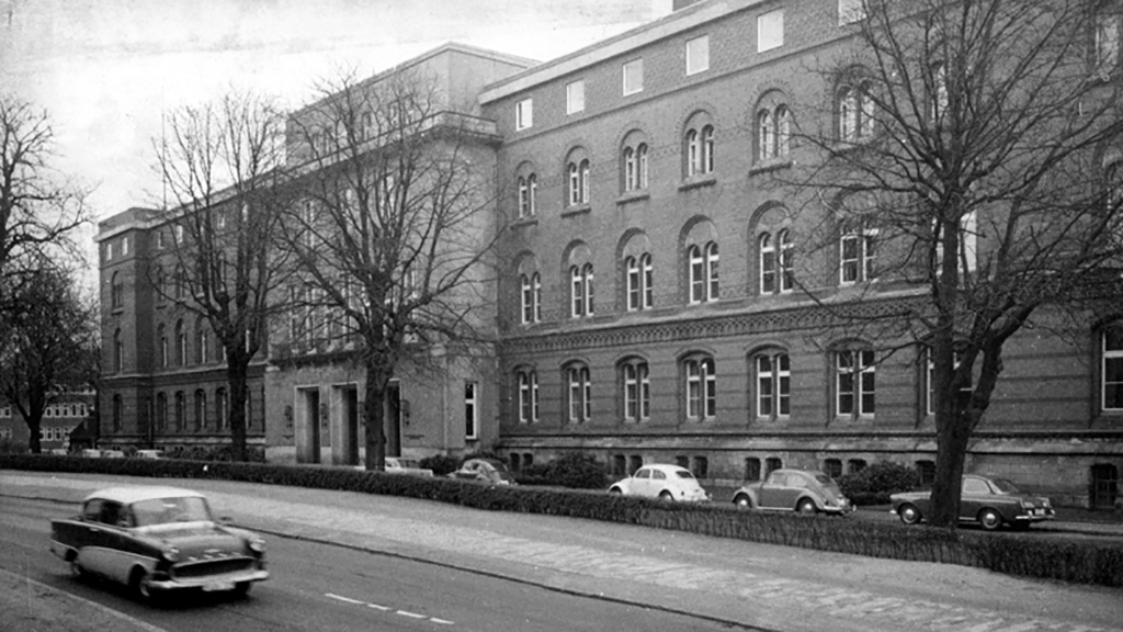 Das Landeshaus in den späten 1960er Jahren, vom Düsternbrooker Weg aus gesehen.