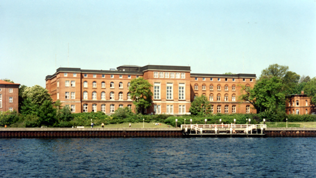 Blick auf das Landeshaus einige Jahre vor dem 2001 begonnenen Umbau