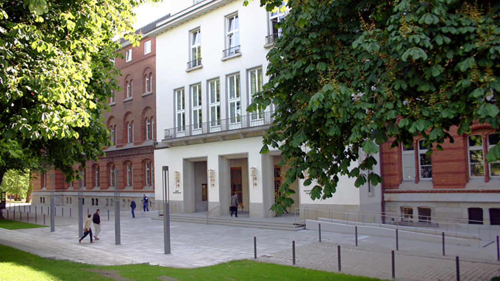 Das renovierte Landeshaus, vom Düsternbrooker Weg aus gesehen