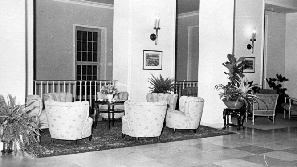 1955: Die Lobby vor dem früheren Plenarsaal im ersten Stock des Hauses