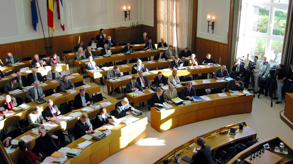  Der Plenarsaal im Jahr 2000, kurz vor dem Bau des neuen Saales