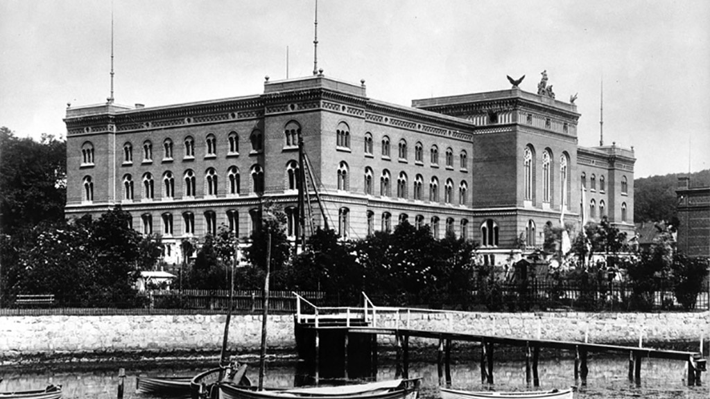 Die 1888 erbaute Kaiserliche Marineakademie und Marineschule in Kiel (Foto um 1900)